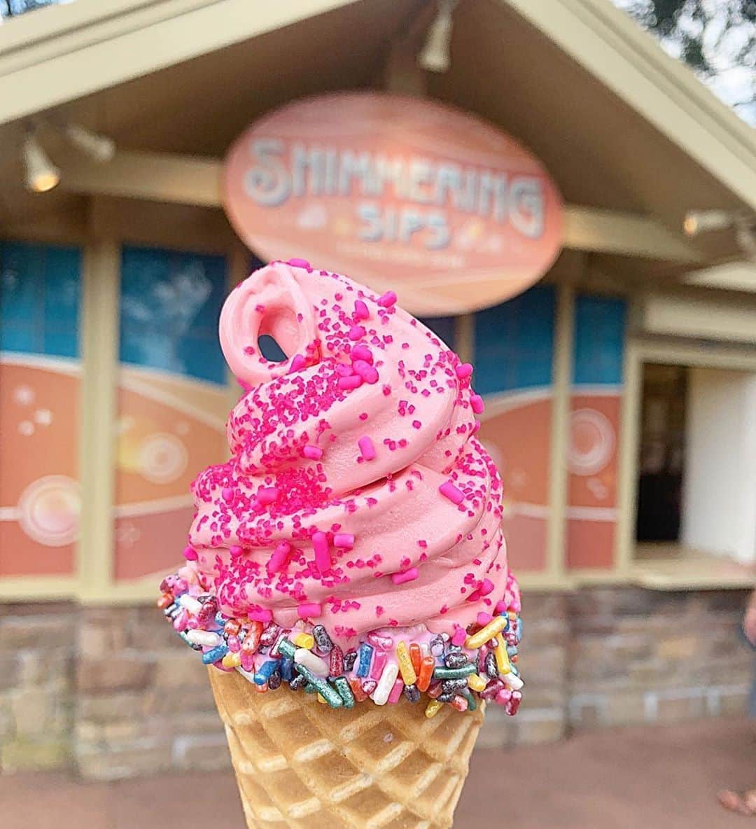 Walt Disney Worldのインスタグラム：「Sparkle and shine with the Shimmering Strawberry Soft-serve from Shimmering Sips! 🍦🍓✨ #TasteEpcot #WaltDisneyWorld (📷: @livingbydisney)」