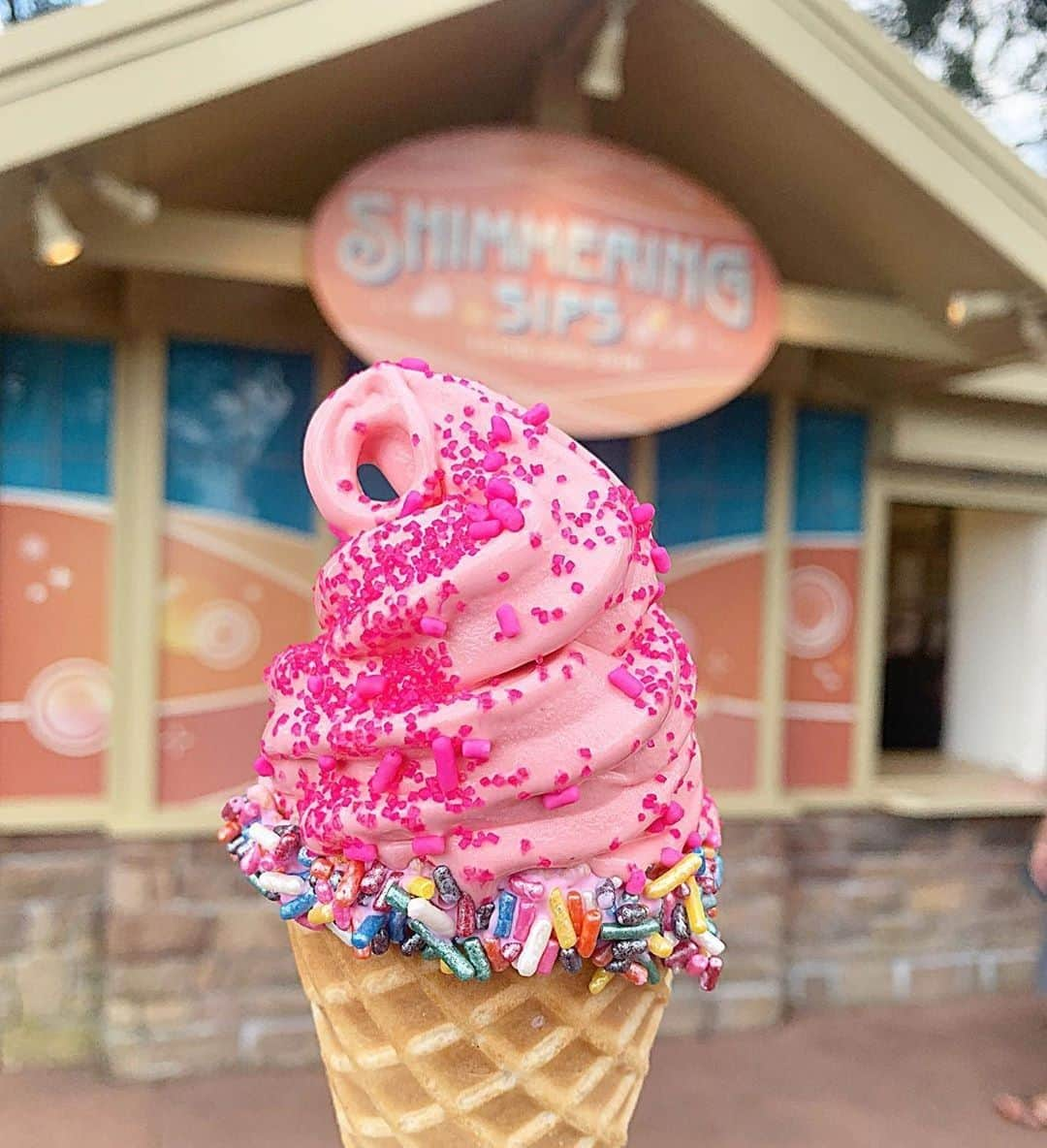 Walt Disney Worldさんのインスタグラム写真 - (Walt Disney WorldInstagram)「Sparkle and shine with the Shimmering Strawberry Soft-serve from Shimmering Sips! 🍦🍓✨ #TasteEpcot #WaltDisneyWorld (📷: @livingbydisney)」9月18日 3時00分 - waltdisneyworld