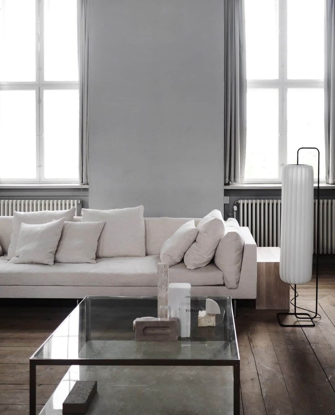 eilersenさんのインスタグラム写真 - (eilersenInstagram)「As the days are getting colder and darker here in the North, we spend more time at home "hygge" in our furniture. What better way to spend it than with Float High surrounded by soft pillows. Styling by @pernille.vest for @arkjournal #hotelcharlottenborg⁠ Photo by @onlydecolove⁠ ⁠•⁠ •⁠ • ⁠ #eilersen #eilersenfurniture #myeilersen #floathigh #interiordesign #design #homedecor #sofa #danishdesign #inredning #hem #interiør #interiorlovers #interior123 #interiordesign #modernliving #minimalism #nordiskehjem #furniture #interiors #craftsmanship #luxurylifestyle #home #designinterior #livingroominspo #stue #livingroom #3daysofdesign2019⁠」9月18日 3時00分 - eilersen