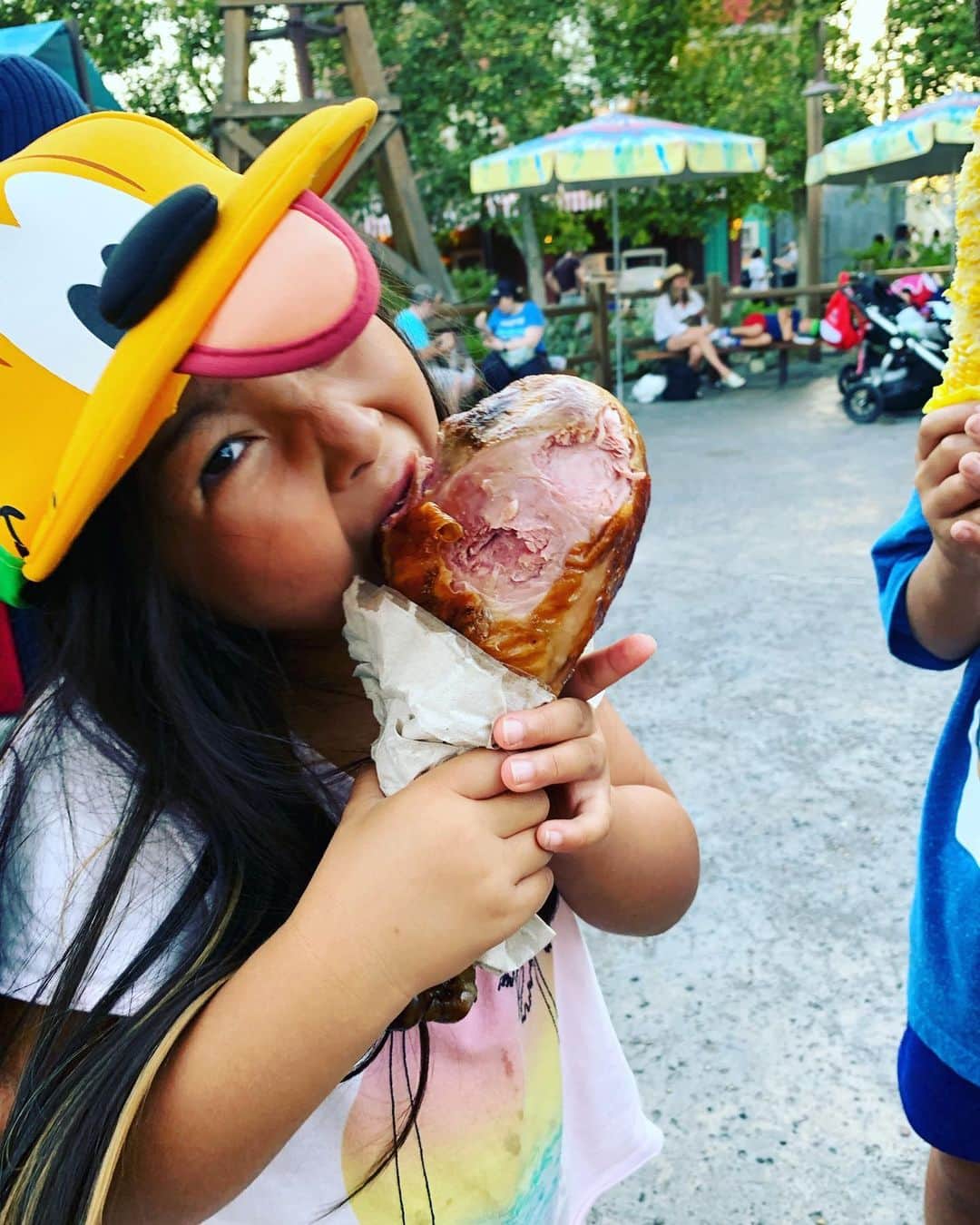 のインスタグラム：「肉食系❤️w #マカさん #californiaadventurepark」