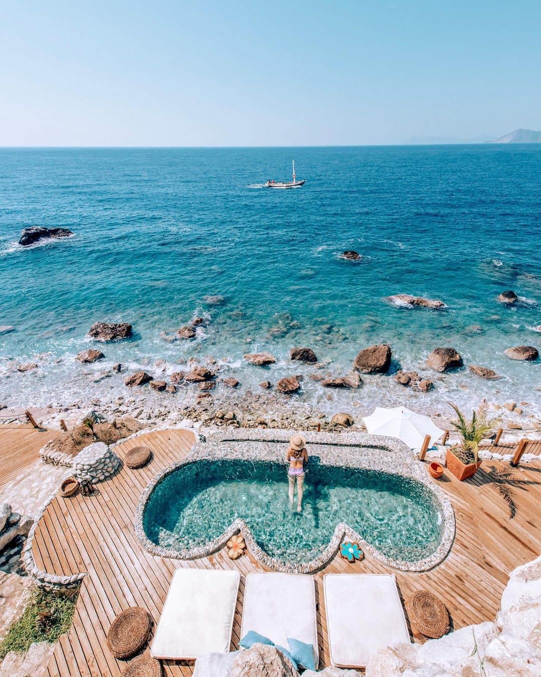 Izkizのインスタグラム：「Loving the last days of Summer at @nauticalhotel a piece of paradise in Faralya, Turkey & where the hardest decision of the day is whether to swim in the pool or sea. What would you choose? 😃」