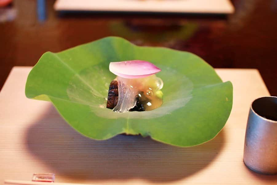 樋口智恵子さんのインスタグラム写真 - (樋口智恵子Instagram)「Seasonal Kaiseki🇯🇵♨Amazing Grilled Ayu with bamboo leaf flavor! Paring Sakes are also good🍶 . . . . 笹の葉の香りを移した鮎の塩焼きの美味しさったら！鱧のお吸い物も丁寧に骨抜きされていてふわふわの身がお出汁を吸って幸せの味🤤日本人に生まれて良かったぁと心から思う最高の晩御飯🍶♨️ . 帰宅して2日後、心温まるお手紙も届きました。このような小さな心遣いの積み重ねが、ボディブローの様にじわじわと効いて、私はすっかりこのお宿の虜に❤︎ 季節を感じるお料理と美肌湯を求めて、またいつか必ず再訪したいです♨️ . . . . #温泉旅行 #石葉 #湯河原 #旅館ご飯  #懐石料理 #日本料理 #日本酒 #旬の食材 #onsen #yugawara #kaiseki #seasonalfood #michelinstar #japanesefood #sake #鮎の塩焼き」9月18日 8時37分 - chieko_higuchi