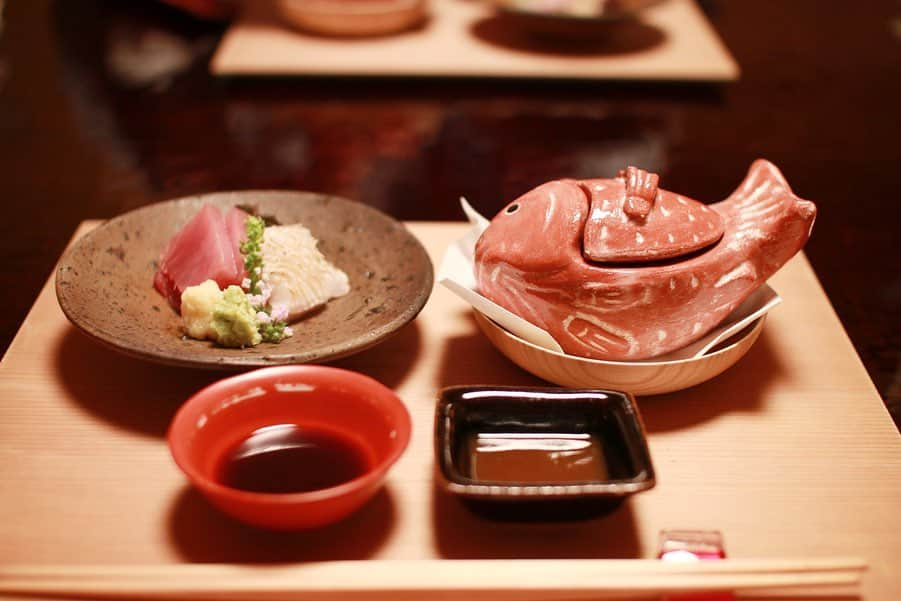 樋口智恵子さんのインスタグラム写真 - (樋口智恵子Instagram)「Seasonal Kaiseki🇯🇵♨Amazing Grilled Ayu with bamboo leaf flavor! Paring Sakes are also good🍶 . . . . 笹の葉の香りを移した鮎の塩焼きの美味しさったら！鱧のお吸い物も丁寧に骨抜きされていてふわふわの身がお出汁を吸って幸せの味🤤日本人に生まれて良かったぁと心から思う最高の晩御飯🍶♨️ . 帰宅して2日後、心温まるお手紙も届きました。このような小さな心遣いの積み重ねが、ボディブローの様にじわじわと効いて、私はすっかりこのお宿の虜に❤︎ 季節を感じるお料理と美肌湯を求めて、またいつか必ず再訪したいです♨️ . . . . #温泉旅行 #石葉 #湯河原 #旅館ご飯  #懐石料理 #日本料理 #日本酒 #旬の食材 #onsen #yugawara #kaiseki #seasonalfood #michelinstar #japanesefood #sake #鮎の塩焼き」9月18日 8時37分 - chieko_higuchi