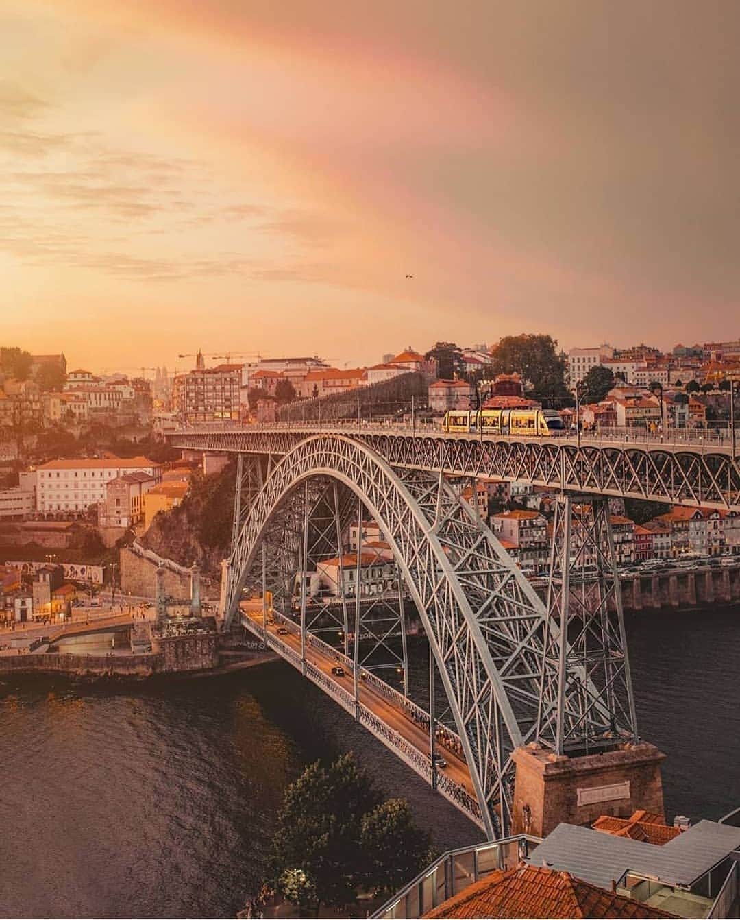 のインスタグラム：「Enjoy this great view of Porto (Portugal) by @rperspectives at @igersportugal 😍📸🙌 #igersportugal #portugaldenorteasul #igers」