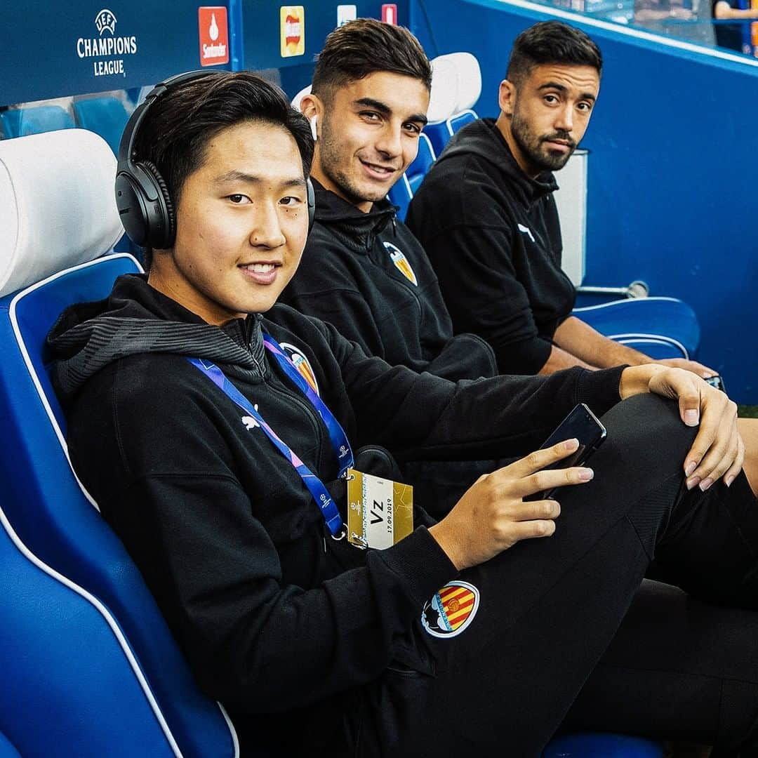 バレンシアCFさんのインスタグラム写真 - (バレンシアCFInstagram)「👋🏻 Stamford Bridge . 👋🏻 @ChampionsLeague . ¡Aquí estamos! 🦇😍 .  #ChelseaVCF 🖤 #SomDeChampions 🌟 #VCFAcademy」9月18日 3時18分 - valenciacf