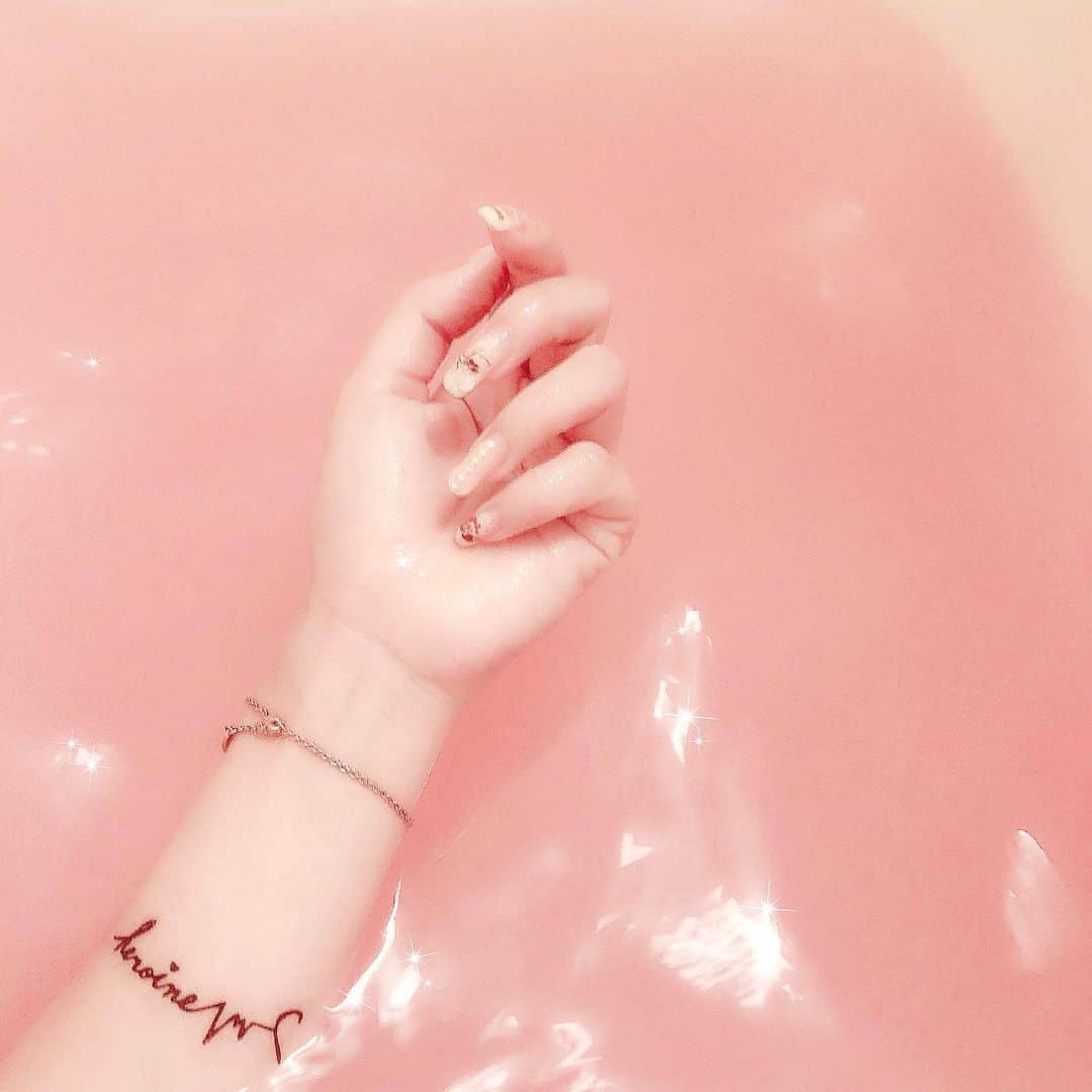 胡桃兎愛のインスタグラム：「strawberry milk bath🛁❤︎」