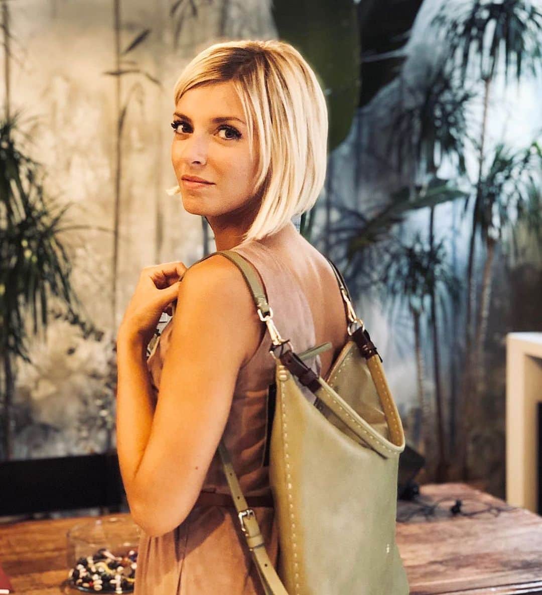 のインスタグラム：「Many thanks to Ilaria Fratoni..... HB backpack 🎒  #henrybeguelin#ilariafratoni#lyfestyle#backpack#handmade#vegetaltannedleather#」
