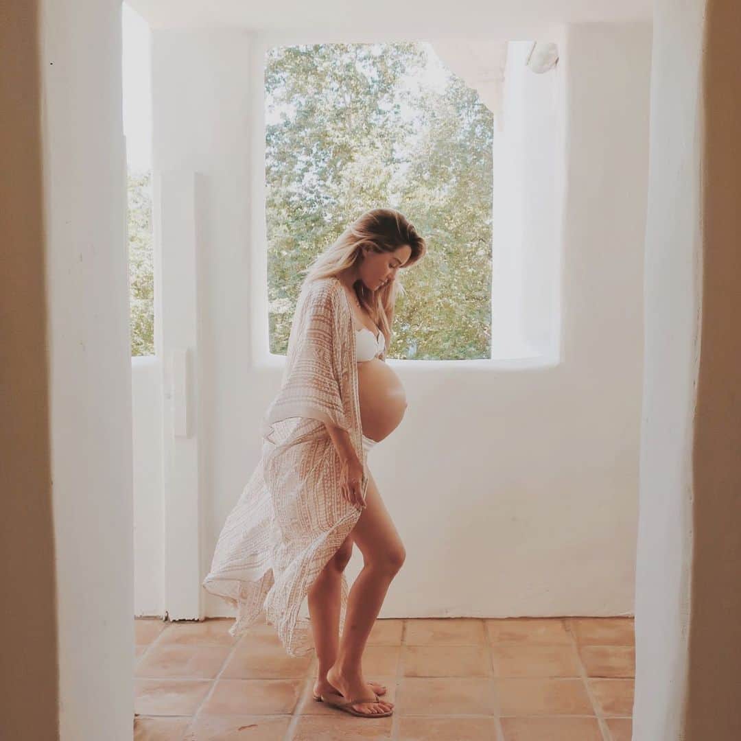 ローレン・コンラッドのインスタグラム：「Currently somewhere between “Get this baby out of me!” and “Stay in there kid! We still have so much prep to do!”. And thank you @hannahskvarla for taking this photo on our way back from the pool. This counts as a maternity shoot, right?」