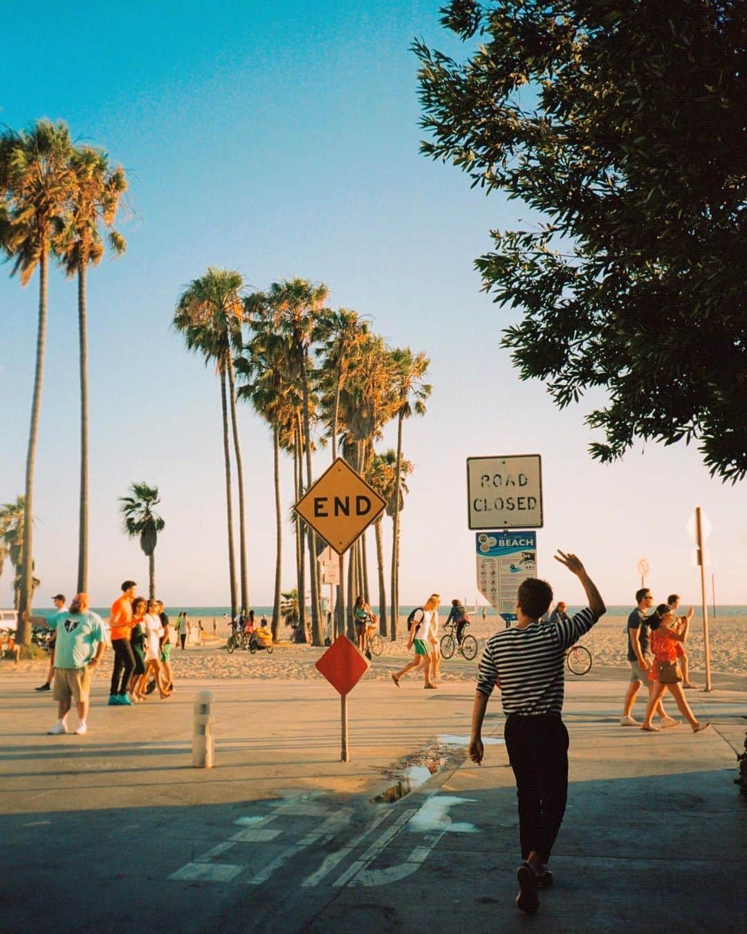 コナー・フランタのインスタグラム：「day drinking into the late evening *snapped by my partner in crime, @ardenrose」