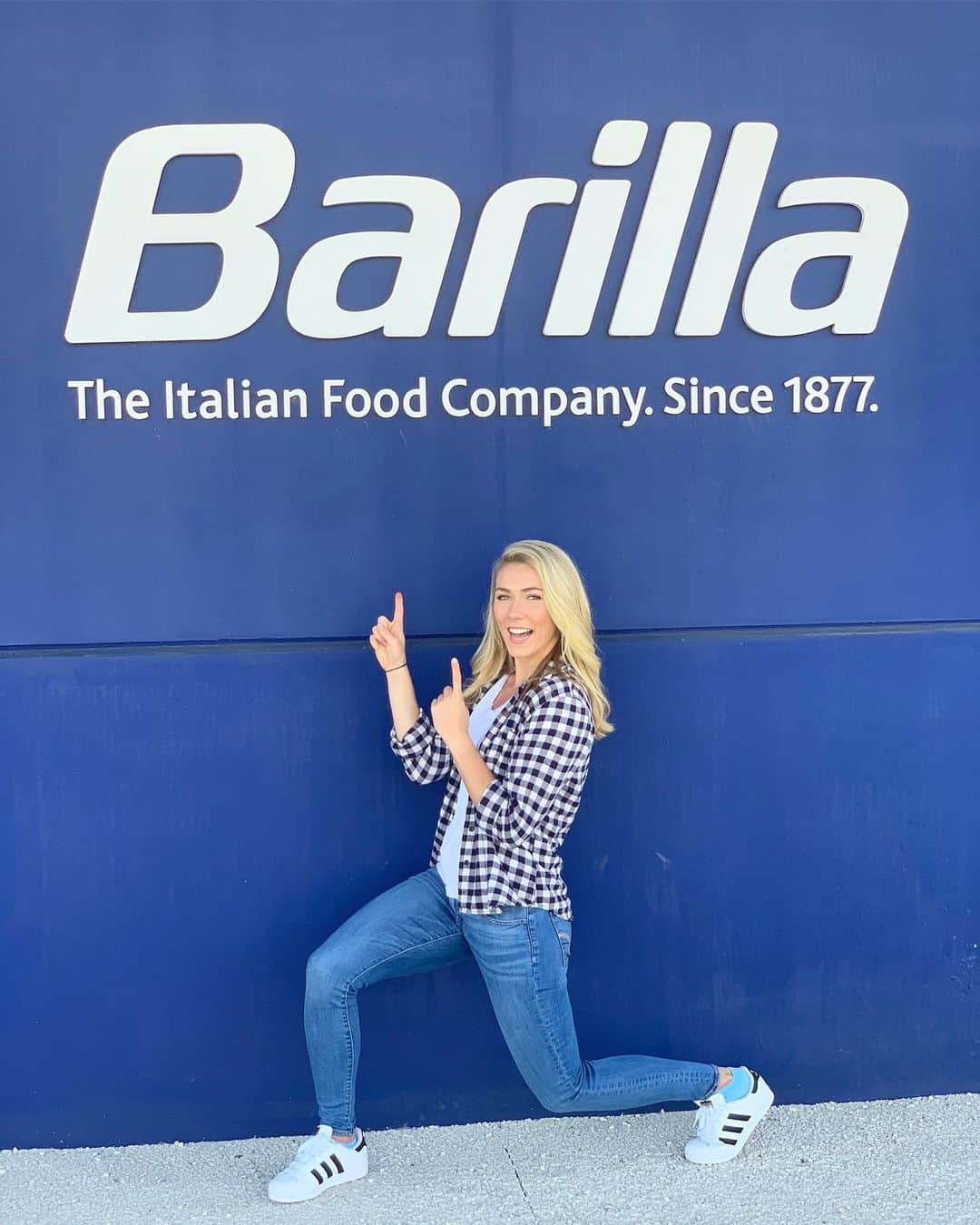 ミカエラ・シフリンのインスタグラム：「Another quick trip to Europe - was so much fun to catch up with fellow @barilla ambassador @rogerfederer (good luck at the #lavercup‼️) in Geneva, and spend some time learning about the perfect pesto at Barilla’s factory in Parma! Check out my Insta story for more BTS from the shoot. 🇮🇹🍝🤤👩🏼‍🍳👌👏 #ad」