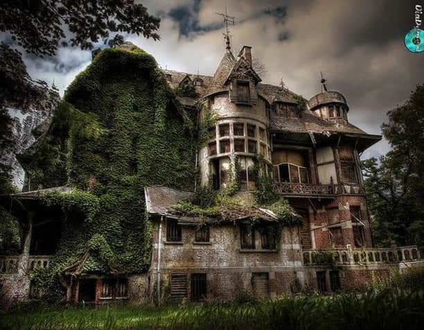 Abandoned Placesさんのインスタグラム写真 - (Abandoned PlacesInstagram)「This abandoned manor was owned by a rich German family. The family moved to Belgium during one of the world wars, and it has has been decaying ever since」9月18日 4時00分 - itsabandoned