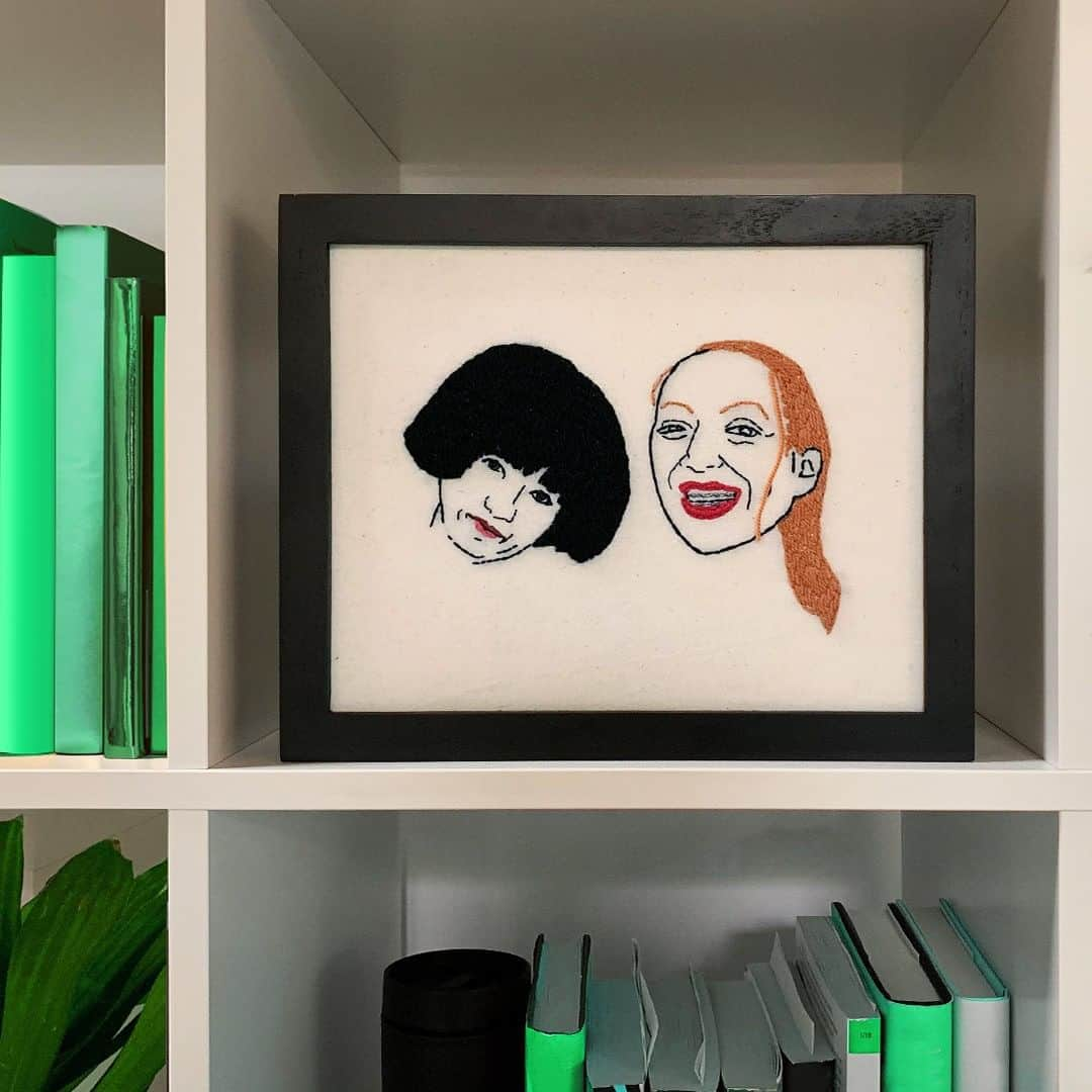 Hulu Home of Emmy-winningさんのインスタグラム写真 - (Hulu Home of Emmy-winningInstagram)「Friendship like this belongs in a frame. Thanks to @mandydietz for your handiwork 🎨 . Have your own TV show inspired artwork? Tag me, I wanna see it!」9月18日 4時10分 - hulu