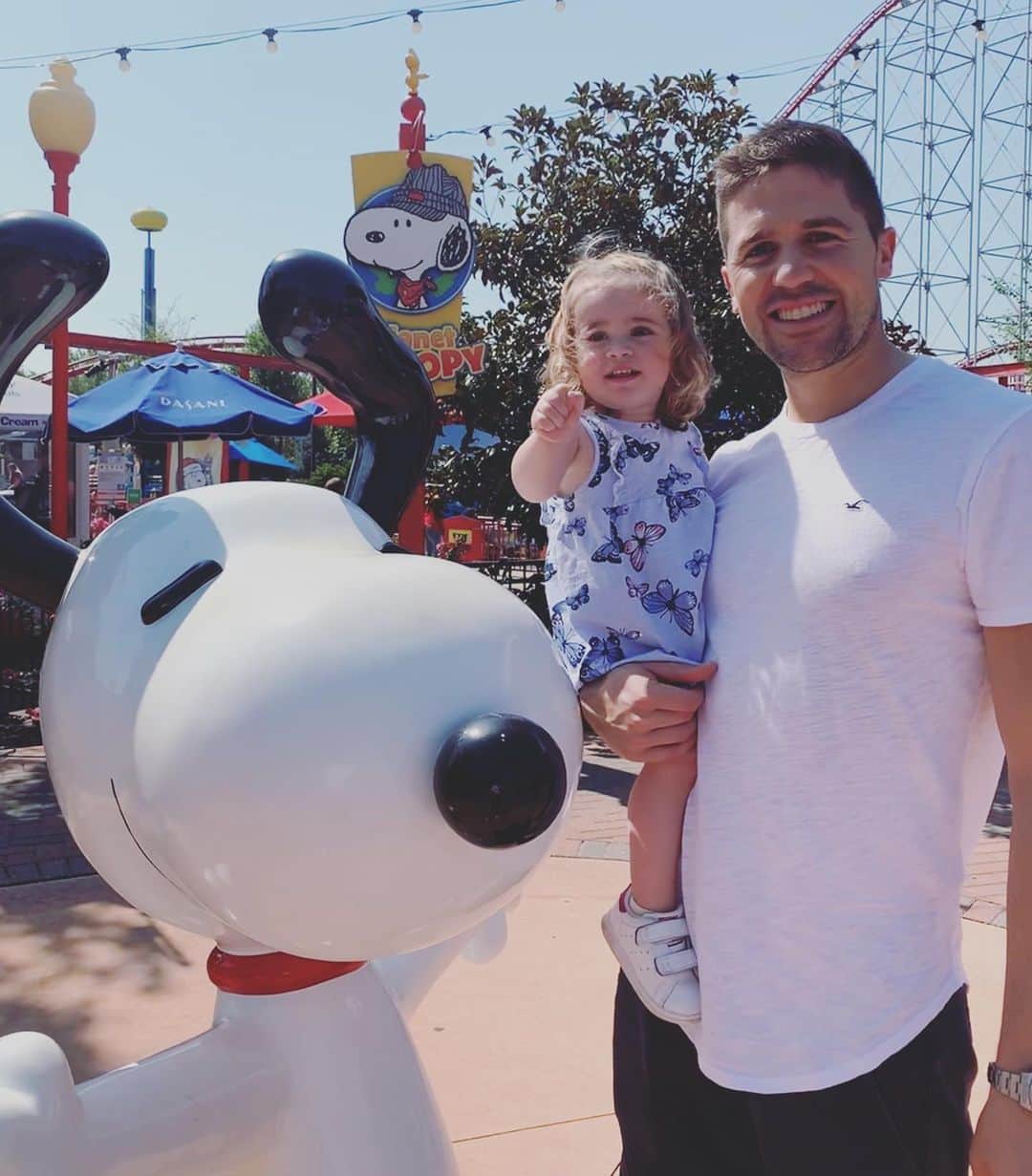 アンドレウ・フォンタスのインスタグラム：「Life is like a roller coaster, it has ups and downs... But you choose if you get scared or you enjoy the trip!! 🎢  Having fun in @worldsoffun with my girls!!😁🎠」