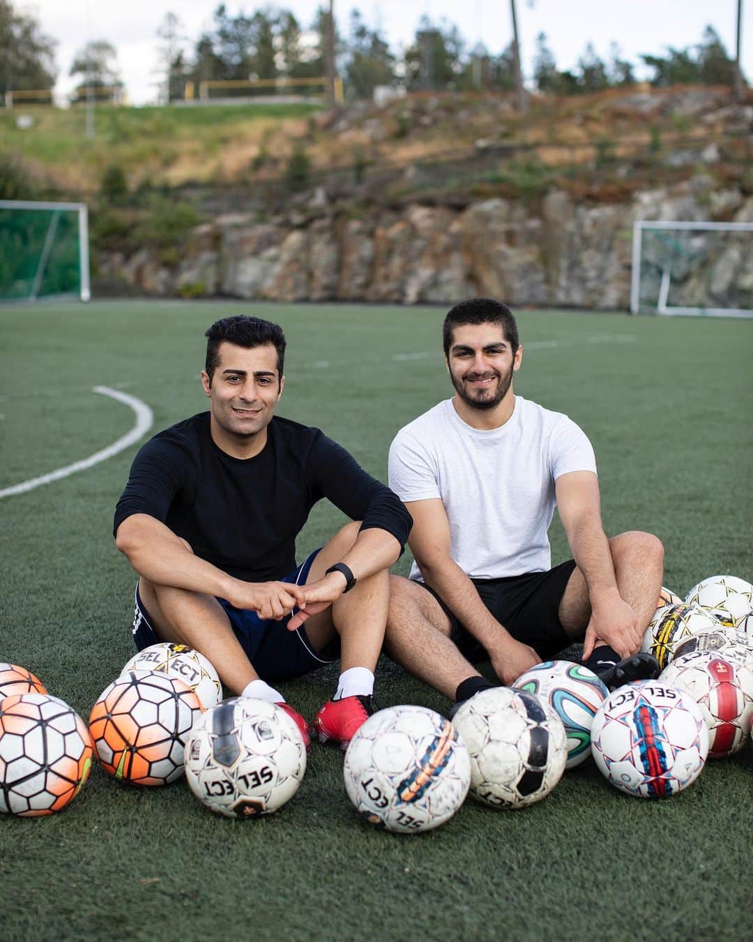 Instagramさんのインスタグラム写真 - (InstagramInstagram)「#DoYouFollow footballer brothers Kawan and Bawan Hussaini — better known as @knucklebros? These freestylers practice every day at home Askim, Norway, and started an Instagram account to document Kawan’s skills. FTR: “Knuckleball” is a ball that is angled and kicked a certain way to trick the goalie. ⁣ ⁣ ⚽️⚡️⁣ ⁣ In our new series #DoYouFollow, we’re diving deep into some of Instagram’s most popular interests and the people who make them awesome. Learn more about Kawan and Bawan on IGTV, and see more freestyling moves from the amazing #freestyling community on today’s story.」9月18日 4時26分 - instagram