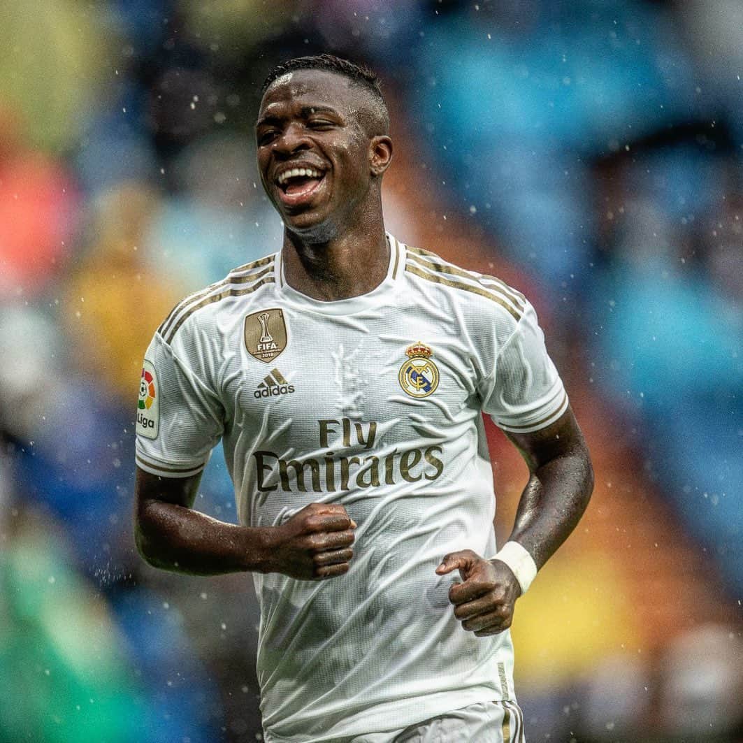 ヴィニシウス・ジュニオールのインスタグラム：「Alegria que vuelve la @championsleague mañana. Que ganas tenemos de ti. Vamos juntos! ¡HALAMADRID! ⚽️⚡️🙏🏾🙌🏾」
