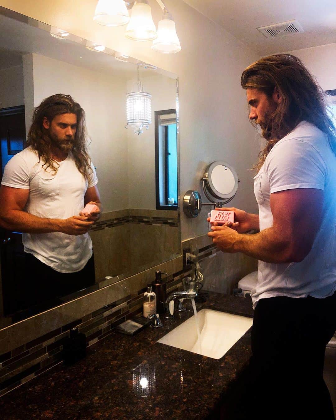 モデル、ブロック・オハーンのインスタグラム：「Been really busy with some stuff I can’t talk about but at least I got some new hand soap 😏👏🏽🧼😛 How’s everybody been?!?!!」