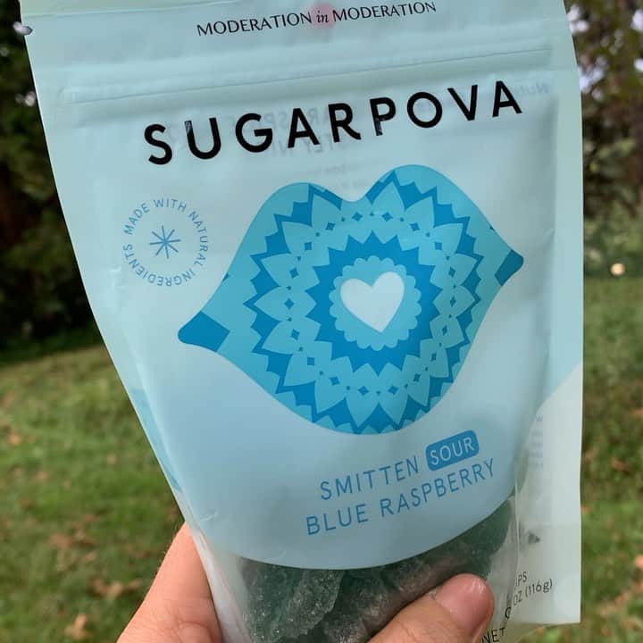 マリア・シャラポワのインスタグラム：「Tah dahhh 🍒🍓Say hello to our new natural @sugarpova gummies. Two years in the making, countless lip shape samples, and dozens of taste tests later, I’m a proud ( micromanager!!) 🙋🏼‍♀️😂. The blue raspberry flavor in the video contains spirulina, a superfood found in freshwater algae 💦 When these came out of production, I proudly took each flavor to Central Park and sampled them out like a true entrepreneur ( which by the way isn’t so easy and extremely nerve racking 😱). I hope you love them as much as I do!  Link in bio to see all the flavors 🙌🏻」