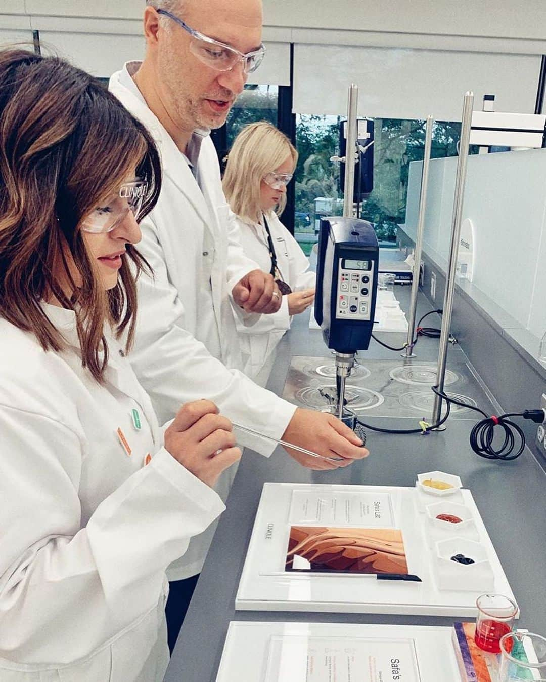 クリニークさんのインスタグラム写真 - (クリニークInstagram)「Our #Skinnovation journey highlighted the innovation, science, and rigorous testing that goes into all of our skincare and makeup formulas. 👩‍🔬✨ Swipe ⬅️ for more with @voce_miyoshi, @safasrour, @pupesosweet, @em_henderson, and @dermpeace. #Skinnovation #Clinique #beauty #makeup #skincare #parabenfree #fragrancefree #happyskin」9月18日 4時42分 - clinique