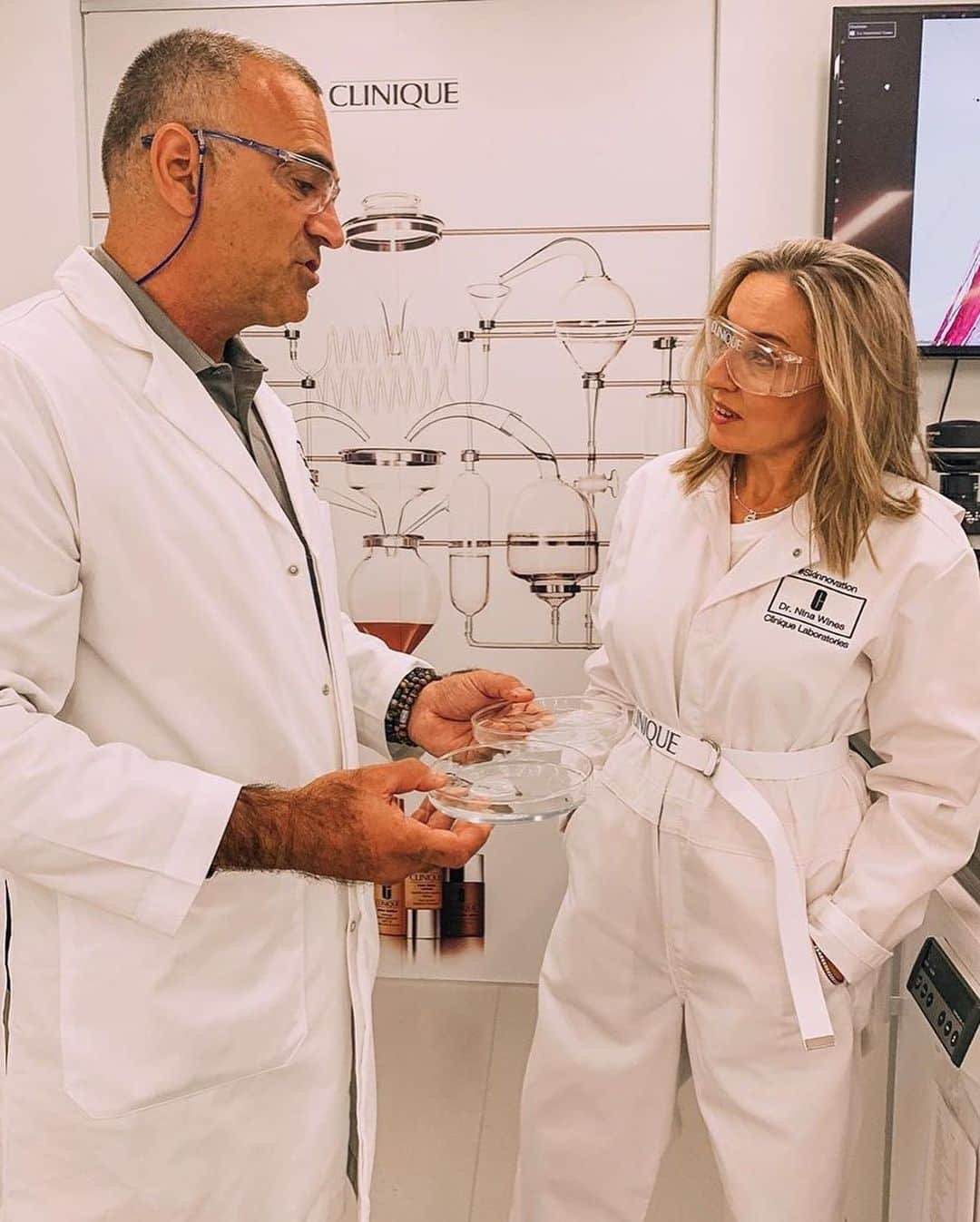 クリニークさんのインスタグラム写真 - (クリニークInstagram)「Our #Skinnovation journey highlighted the innovation, science, and rigorous testing that goes into all of our skincare and makeup formulas. 👩‍🔬✨ Swipe ⬅️ for more with @voce_miyoshi, @safasrour, @pupesosweet, @em_henderson, and @dermpeace. #Skinnovation #Clinique #beauty #makeup #skincare #parabenfree #fragrancefree #happyskin」9月18日 4時42分 - clinique