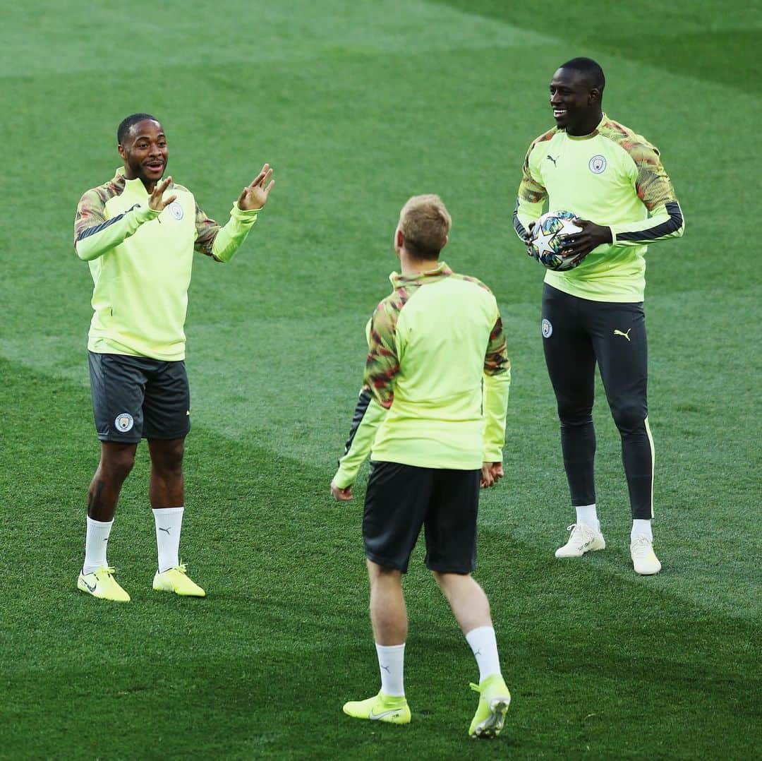 バンジャマン・メンディのインスタグラム：「UCL vibes ✨ @sterling7 @kevindebruyne 💙」