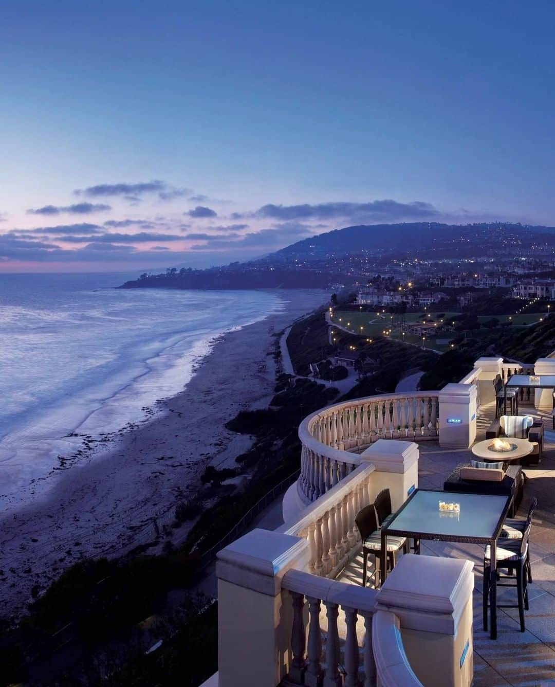 リッツ・カールトンさんのインスタグラム写真 - (リッツ・カールトンInstagram)「Take date night to the coast, as the rhythm of the waves creates the soundtrack for the perfect evening at The Ritz-Carlton, #LagunaNiguel. ⁣⁠ ⁣⁠ #DanaPoint #OrangeCounty #California #CA #WestCoast #Cali #SouthernCalifornia #SoCal #DateNight #Evening #Coast #Ocean #SummerNights #Waves #Restaurant #OceanFront #Dining #Travel #Travelgram #InstaTravel #TravelDiaries」9月18日 5時00分 - ritzcarlton