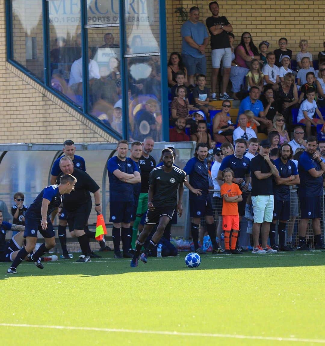 F2Freestylersのインスタグラム：「Big up @santandave for making his @f2footballclub debut on Sunday. The guy drove down from Birmingham to support the @kickalzfc cause and even pressured to personally donate money to the charity as well as giving up his time. What a guy 🙏🏻💙 Can the #F2Family send him some love below 💙」