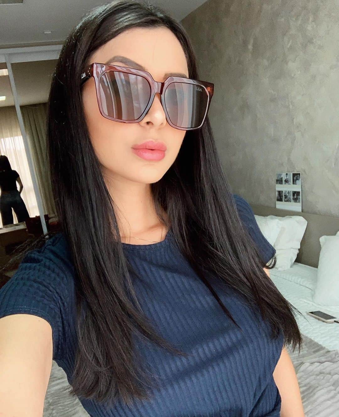 Gabriela Salesのインスタグラム：「Bem 1nojo, nem parece que acordou de madrugada pra comer miojo kkkk. Com meu óculos lindo da @lbashop que pisa horrores! Os óculos custam 99 no site e tem vários na promoção por 35 reais! E usando o cupom FRETEMIMO vocês ganham frete grátis + 1 óculos de presente. Corre! *publi」
