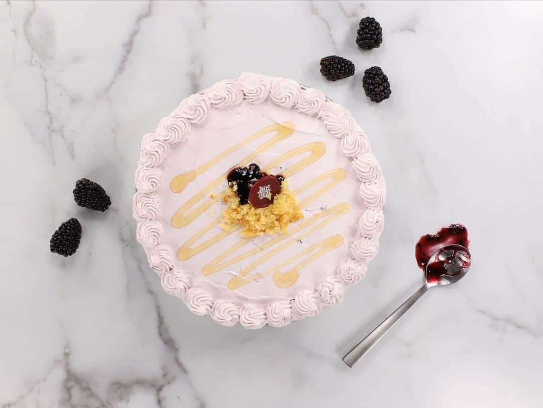 コールド・ストーン・クリーマリーのインスタグラム：「Oh Honey, this Honey Cornbread Berry Pie™ tastes like fall! 🍂🥧 This pie is filled with Honey Cornbread Ice Cream in a Graham Cracker Pie Crust topped with a layer of moist Cornbread and fluffy Blackberry Jam Frosting 😋」