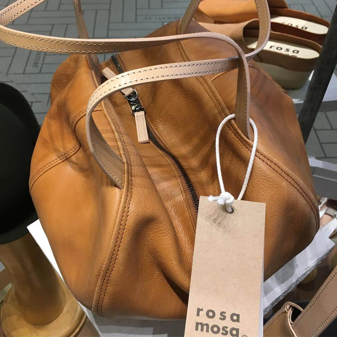 ロサモサさんのインスタグラム写真 - (ロサモサInstagram)「thursty for a new bag cool - tan colored - ball shaped  rosa mosa Helmet bag works as a rucksack in M size. ~ link in bio ~ styling @rike_hemedinger_  model: Michi K.  @castingbuerowien ~ #designerbags #tanleather #accessories #softbag #helmetbag #leatherbag #rosamosa #nyfw #nyfw2019」9月18日 5時21分 - rosamosavienna