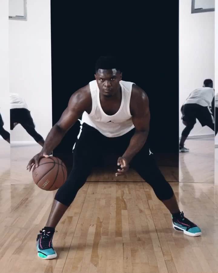 のインスタグラム：「Instant impact. @ZionWilliamson rises higher than ever with the #AirJordan XXXIV.」