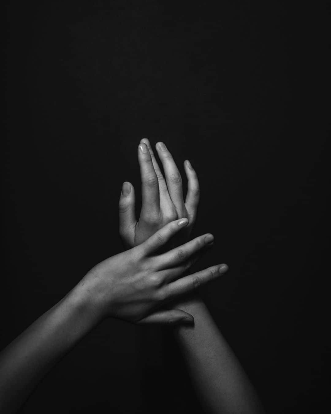 長洲未来さんのインスタグラム写真 - (長洲未来Instagram)「Sometimes we’re all just a little fragile. ♥️ • • Shoutouts to @taylorbaucom for making me look like a hand model 🖐🏼 • • #fragile #hands #handmodel」9月18日 5時22分 - mirainagasu