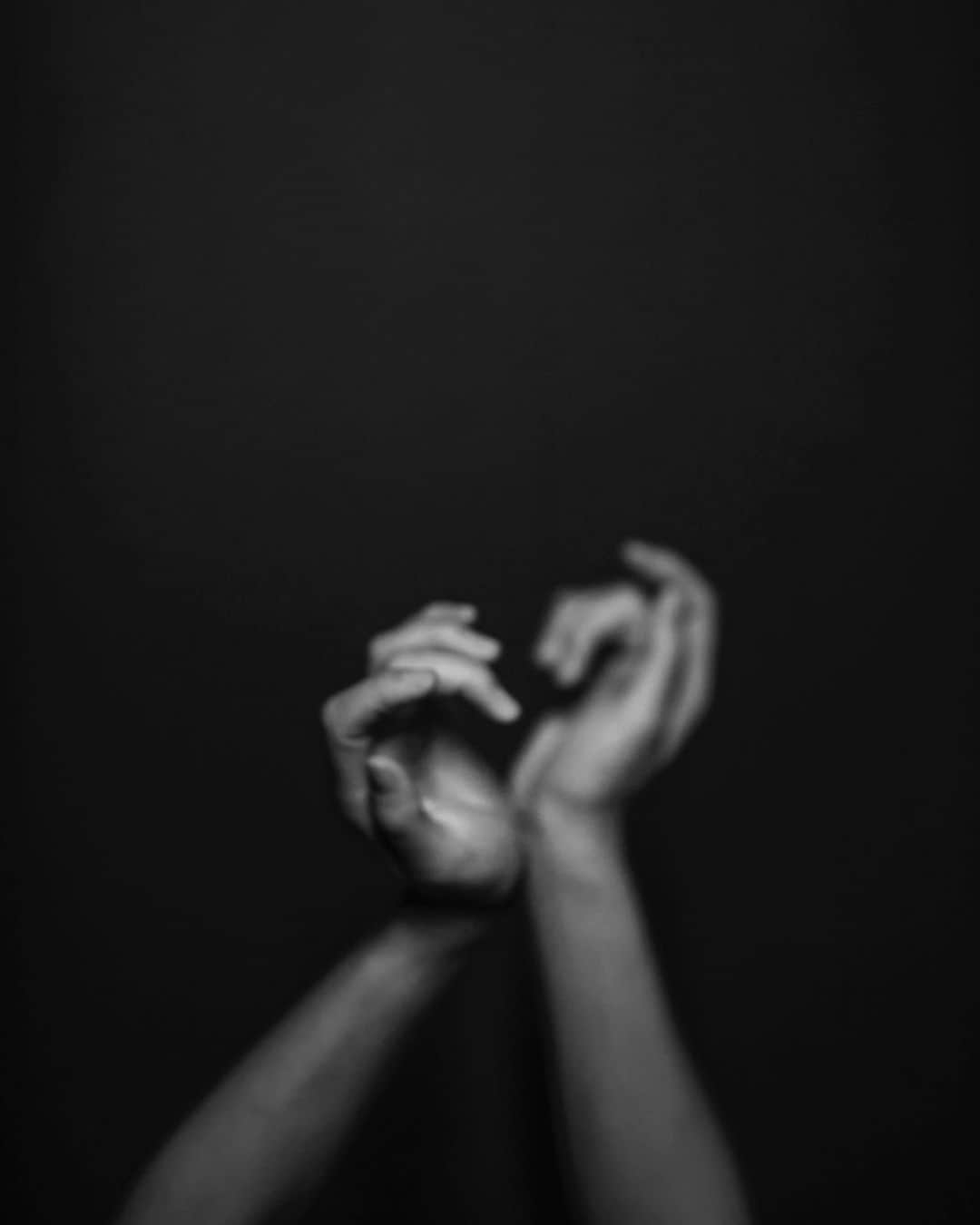 のインスタグラム：「Sometimes we’re all just a little fragile. ♥️ • • Shoutouts to @taylorbaucom for making me look like a hand model 🖐🏼 • • #fragile #hands #handmodel」