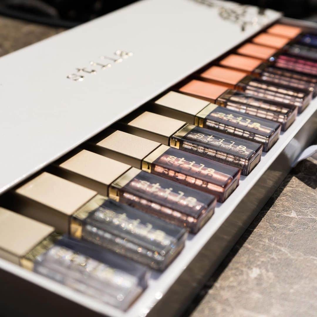 Stila Cosmeticsさんのインスタグラム写真 - (Stila CosmeticsInstagram)「💫 MASSIVE GIVEAWAY💫 with the one and only @trevor.j.barrett 😍  Rules to enter: 1️⃣Follow @trevor.j.barrett & @stilacosmetics ✨ 2️⃣Like this video 🤗 3️⃣Comment some 💫💫 emojis down below!  Recreate Trevor’s look: 💫 Lingerie Soufflé Skin Perfecting Primer in Sheer Illumination as base 💫 In the Buff Powder Spray 💫 Suede Shade Liquid Eye Shadows In “Nude Awakening” & “Violet Velvet” & “Bust a Mauve” 💫 Shade Mystere Liquid Eye Shadow in “Enigmatic” 💫 Glitter & Glow Liquid Eye Shadow in “Diamond Dust” 💫 Magnum XXX Mascara 💫 Stay All Day Waterproof Liquid Eyeliner 💫 After Hours Eyeshadow Palette 💫 Little White Lies Heavenly Highlighting Palette 💫Shade Mystere Face Gloss 💫 Beauty Boss Gloss In “Bonus Baby” #stila #giveaway  #makeuptutorial #makeupartist #skincare #eyebrows #eyemakeuptutorial  #eyelashes #eyeliner #contacts #foundation #lipgloss #lipstick #makeupartistsworldwide #wakeupandmakeup #makeupvideos #makeupjunkie」9月18日 5時25分 - stilacosmetics