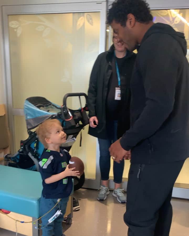 ラッセル・ウィルソンのインスタグラム：「3 Touchdowns for Number 3! And he’s only 3.」