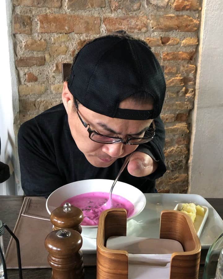 のインスタグラム：「ド派手なピンク色のスープに挑戦。ビーツのスープらしいのだけど、日本でいう味噌汁的な存在なのだとか…。 #リトアニア料理 #こうやって食べます #意外に器用でしょ #茹でたジャガイモをぶち込む #これが意外にも美味しい」