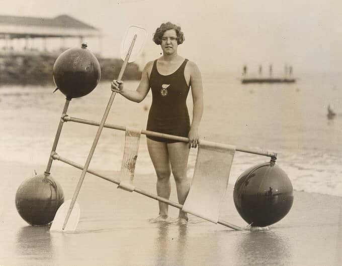 スミソニアン博物館さんのインスタグラム写真 - (スミソニアン博物館Instagram)「Gertrude Ederle was the first woman to swim across the English Channel.  Already an Olympic Gold medalist and world record-holder, Ederle set out to swim the 21 miles on August 6, 1926. As she progressed, the weather became so bad that her trainers urged her to come out of the water, but she refused to stop.  After 14 hours and 31 minutes, Ederle became the sixth person to swim the Channel—beating the times of the previous five men by nearly two hours. Her achievement helped establish the place of women in competitive sports. This 1925 photograph is in @smithsoniannpg, and the watertight goggles Ederle designed for her Channel swim are in our @amhistorymuseum. #BecauseOfHerStory」9月18日 6時04分 - smithsonian