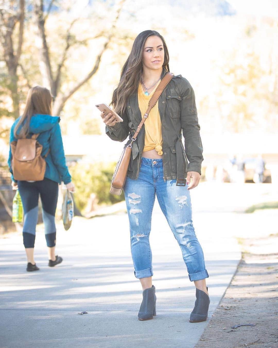 Camille Leblanc-Bazinetさんのインスタグラム写真 - (Camille Leblanc-BazinetInstagram)「Witch season is around the corner 🍁 🎃 “  This is my favorite season of the year 🤗⭐️🎃 Long sleeve and cold but not to cold weather with the leaves changing 😍😍🤗 “  What’s yours? @feroce_fitness_」9月18日 6時04分 - camillelbaz