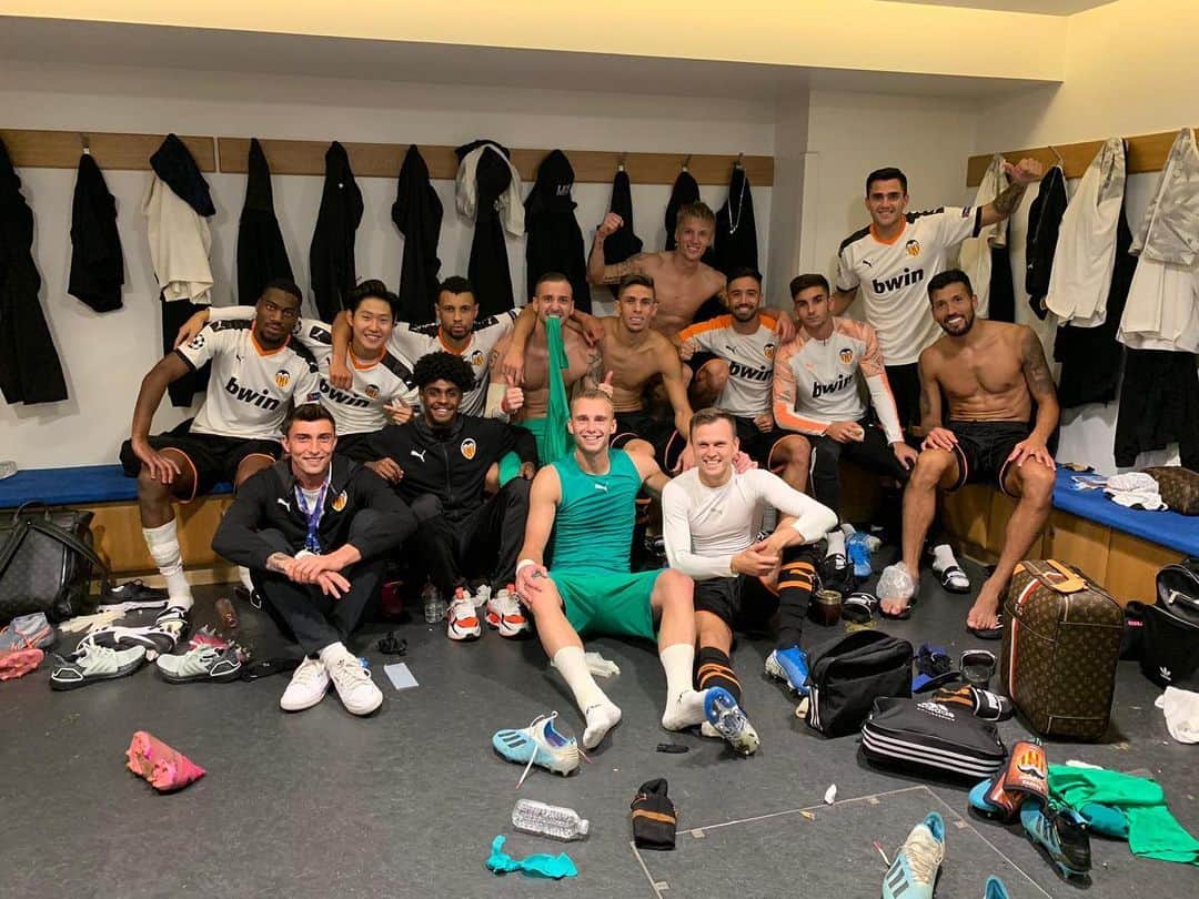 デニス・チェリシェフのインスタグラム：「Семья  Familia ❤️🦇」