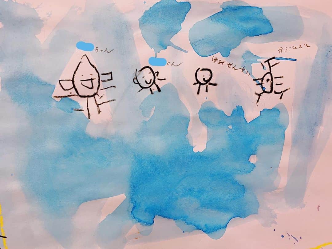 花盛友里のインスタグラム：「息子の絵の癒し力がすごい。  なぜか自分、友達、先生とならんでカブトムシもいる。 かわいいなぁ。」