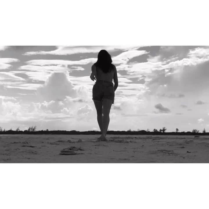 ナタリア・コルドバ・バックリーのインスタグラム：「descalza. playa. danza. ella se llama libertad. • don’t be wary of your fire dear girl. let it burn. you’ll survive the flames. • 🎥 @brianbuckleyband . 🎶 @emmanuelle.seigner」