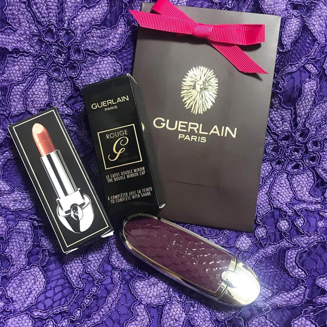 のインスタグラム：「素敵なプレゼント🖤  #guerlain #lip #💄」