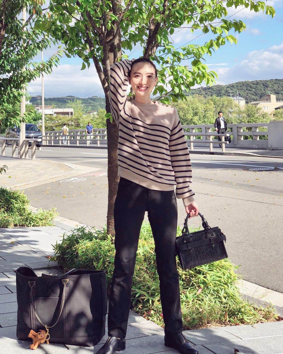 前田紀至子のインスタグラム：「朝一番に撮影後、そのまま取材で京都にやって来ました。 トップスはお仕事させて頂いて5回目となるルジュール（明日発売なので着心地やフィット感など改めてチェックしていますがかなりいい感じ！）、そしてボトムはEDWNINのハタラクロ。 このパンツ、動きやすくて細部に様々な工夫がなされているので着心地抜群。 新幹線移動も楽ちんな上に、シルエットが崩れないので、移動後即クライアントに会う時だって恥ずかしくないのも良い。 そんな訳で最近お仕事の時はほぼ毎日履いていますが、ホコリが付く様子も無いし、綺麗な黒色も長続きするそうだしで、継続して買い続けたいアイテムだなと思っています。因みにこれはスリムストレートで股下70cmにカットしました。クロップド丈にするのもありかも。  公式アカウント @edwin_hatarakuro でプレゼントキャンペーンもしているそうですが、これは応募する価値ありでは。素直にお薦め出来るな。 ーーーーーーーーーーーー 『ハタラクロ』の新発売を記念して「いいね＆フォローキャンペーン」開催！ ▼応募期間 2019年9月13日(金)～10月13(日) ※ご当選された方には10月末頃、公式アカウントよりダイレクトメッセージにてご連絡いたします。 ▼応募方法 ①Instagram公式アカウント(@edwin_hatarakuro)をフォロー ②9月13日(金)に投稿したキャンペーン投稿に「いいね」 ▼賞品 ハタラクロを20名にプレゼント ーーーーーーーーーーーーーーーーーーーーーーーーー #ハタラクロ#EDWIN　 #マイワークスタイル#pr#myworkstyle#ルジュールきしこ#longchamplavoyageuse」