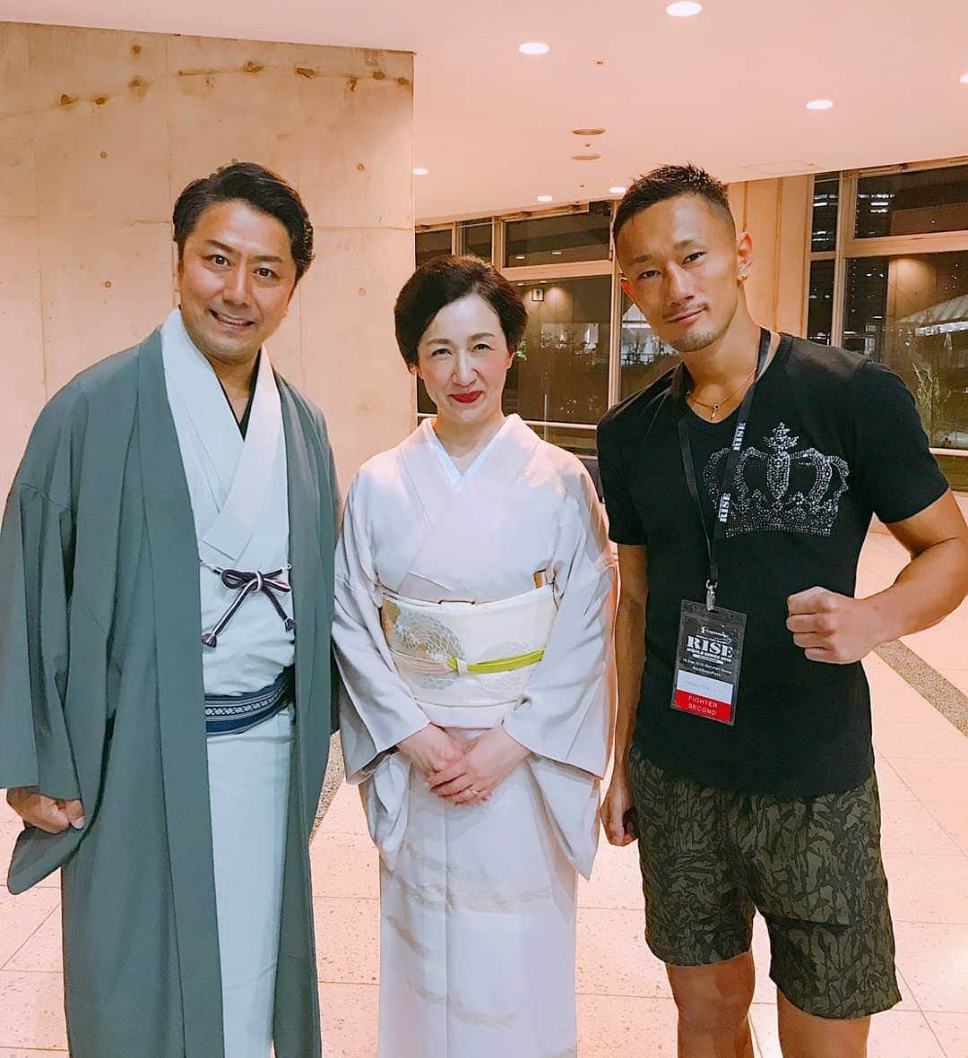 梅野源治のインスタグラム：「#RISEWS に市川九團次さんご夫妻が応援に♪ しかも、着物まできて会場へ。  #花束贈呈までしていただき感謝です」