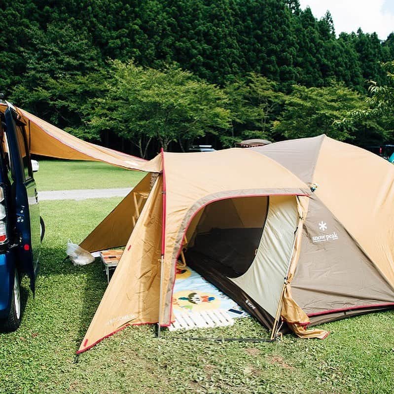 キャンプ情報サイト［ランタン］さんのインスタグラム写真 - (キャンプ情報サイト［ランタン］Instagram)「CAMP SMILE STYLE ／ アメニティドームを 車に接続で快適キャンプ！ ＼ いろんなキャンパーのキャンプスタイルを現地取材と一般キャンパーからの投稿で数多く掲載してます。 . . 詳しくは @lantern.camp  webサイトをご覧ください . . #camp #camping #outdoor #travel #trip #lantern_smile #nature #キャンプ #キャンプ用品 #アウトドア #テント #自然 #旅行 #キャンプ初心者  #キャンプ好きな人と繋がりたい #ハイマート佐仲 #アメニティードーム #スノーピーク #コールマン #ドームテント #ナチュラルモザイクリビングテーブル #ファミリーキャンプ #ファミキャン」9月18日 17時53分 - lantern.camp