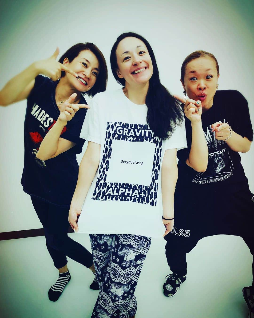 のインスタグラム：「MKTVさんのイベントに出演するためGRAVITY勢揃い！ 3人での稽古はほぼ笑いっぱなし。話に夢中になって稽古にならない場合も多い(笑) しかし、多分ちゃんと稽古できたと思う😬  久しぶりに3人で歌って踊ります^_^当日楽しみ #gravity #林希 #岡千絵 #シルビアグラブ #mktv #mkcafe #futureseven #久しぶりに3人で歌って踊るよーん #sexycoolwild  MK TV presents 《39s FES》!! 9月22日(日) ------------------------------------ ▫️10:45-ヨガタイム（人数限定） ▫️13:45-1部ライブタイム ▫️19:00-2部パーティタイム https://www.facebook.com/events/311792129536697/?ti=icl 1部、2部各3900円（前売り） 1部、2部の通しチケット 6000円（前売り） ------------------------------------ 《出演者》 ▫️1部 ・gravity ・韓国アーティストH5 ・4人組バンド フラチナリズム ▫️2部 ・MC レースクィーン界のレジェンド 、 RIZINなどでラウンドガールなどを務める 佐野真彩さん ・アスリートトークライブ ・K-1ファイター 後藤 亮さん ・Jリーガー 安彦 考真 (Takamasa Abiko)さん ・世界一のプロフットバッグプレーヤー 石田 太志 (Taishi Ishida)さん ・元ハロプロ メロン記念日 大谷 雅恵 (Masae Otani)さん ・森高千里さんのモノマネタレント  ななちゃん ・豪華景品が当たる抽選会  本当に盛りだくさんのイベントになりそうです！」