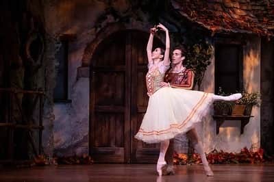 のインスタグラム：「Finished the run of “Giselle”❤️Fulfill with what I have discover and gained through these performances, but a bit sad that it’s over. In Stanton’s “Giselle”, the ballet is longer and more dancing. Even the mad scene is twice as long. I can feel my love towards Albrecht even more and I really go “mad”... and it’s really hard to pull myself together for Act 2. I felt relief after the end of Act 2 before. But this time, I felt I gave everything to love &  protect him and feeling relief that I was able to save him, but as Im disappearing into the forest in the end, I felt so emotional and sad that I will not be able to see him again...😢 Iwonder how I feel when I dance next time🤔 All three shoes were very magical. Wonderful journey with my Albrecht @connorlwalsh. Thank you❤️ Love sharing the stage with all my beautiful friends💕Now ready for the next program😆 「ジゼル」全公演が無事終わりました。色んな発見があって、成果を感じられる公演でした。終わってしまい、少し寂しい気持ち。ヒューストン・バレエの「ジゼル」は他のプロダクションと比べるとかなり長いんです。踊る場面だけでなく、狂乱のシーンも長い。アルブレヒトに対しての気持ちが自分の中でマックスになり、爆発していくのが感じられます…一幕後は二幕に行くのに切り替えが大変でした😅 前回踊った時は、二幕が終わると少しホッとした気持ちでしたが、今回は違いました。全力でアルブレヒトを愛し、支えて、救う事が出来てホッとした気持ちと共に、森に消えて行来ながら、もう一緒にいられない悲しさで涙しました😢 次に踊る時はどんなジゼルになるのかな〜🤔 明後日からはミックスプログラムがオープン！気持ちを切り替えて、頑張りま〜す🤗  #ballerina #ballet #dance #dancer #giselle #houstonballet #love #foreverlove #unconditionallove」