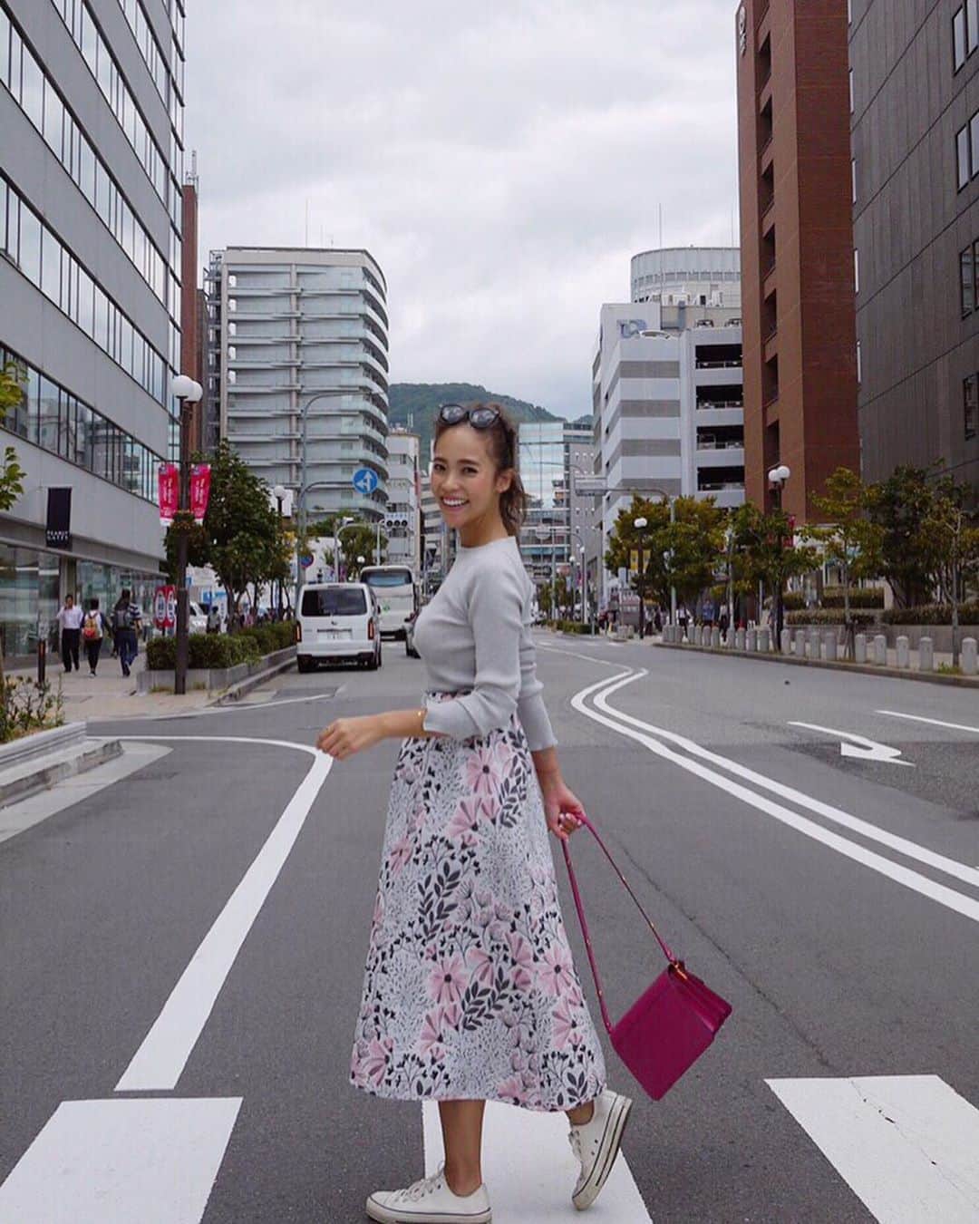 のインスタグラム：「今日はお仕事の後、神戸をブラブラが楽しみの予定☺︎💕 ・ ・ TOP/// #aularee  SKIRT/// #rosymonster  SHOES/// #converse  BAG/// #marni ・ ・ #ootd #fashion #coordinate」