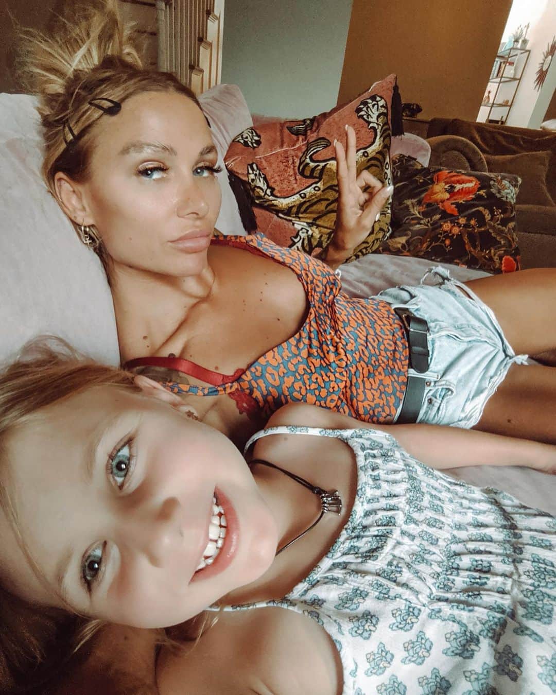 ルー・ティーズデールのインスタグラム：「I joined the Made by Mamas podcast ladies yesterday to have a chat about being a happy Mama and focusing on successful Co-parenting. It’s not easy and it shifts all the time depending on the ever changing circumstances of life and love. But my relationship with Lux’s dad has remained one I am proud of and probably the most stable thing in my life. (Although a bit weird when we pass eachother on dating apps 🥴) Thanks for having me @madebymammas @zoehardman @squeakygeorgie I really enjoyed it ❤️❤️」
