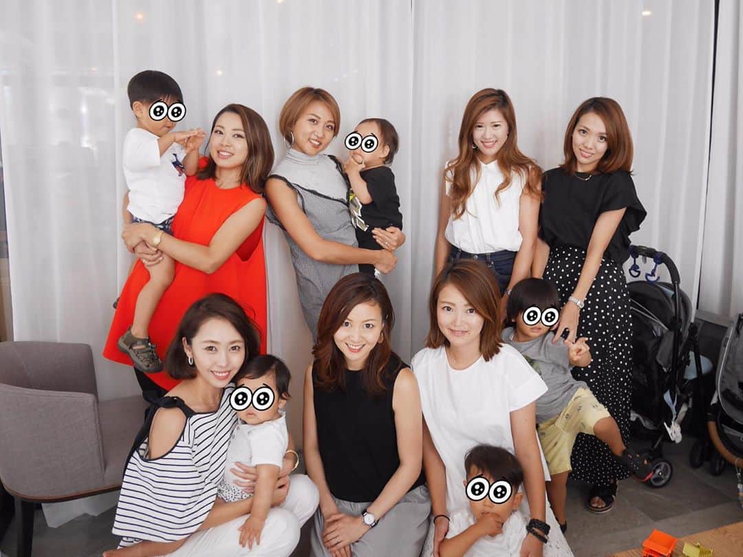 のインスタグラム：「・ 先日、teamわっしょいメンバーの1人が関西へ帰省中で、いつものメンバーで集合💕💕 いつもどおり、kidsは男の子ばっかり👶👦 皆可愛くてたまらん‼️ いつも写真撮り忘れたりわちゃわちゃで撮るタイミングないけど、今回は撮れた📸😆 ・ 我が息子が一番年下&私が1番新米ママなので、いつも皆に色々教えてもらって感謝です🙏❤️ _________________________________________ #teamわっしょい #幼馴染 #bff  #10月生まれ #男の子ママ #生後11ヶ月 #love #aki_mamalife #babyboy #baby #boy #息子」