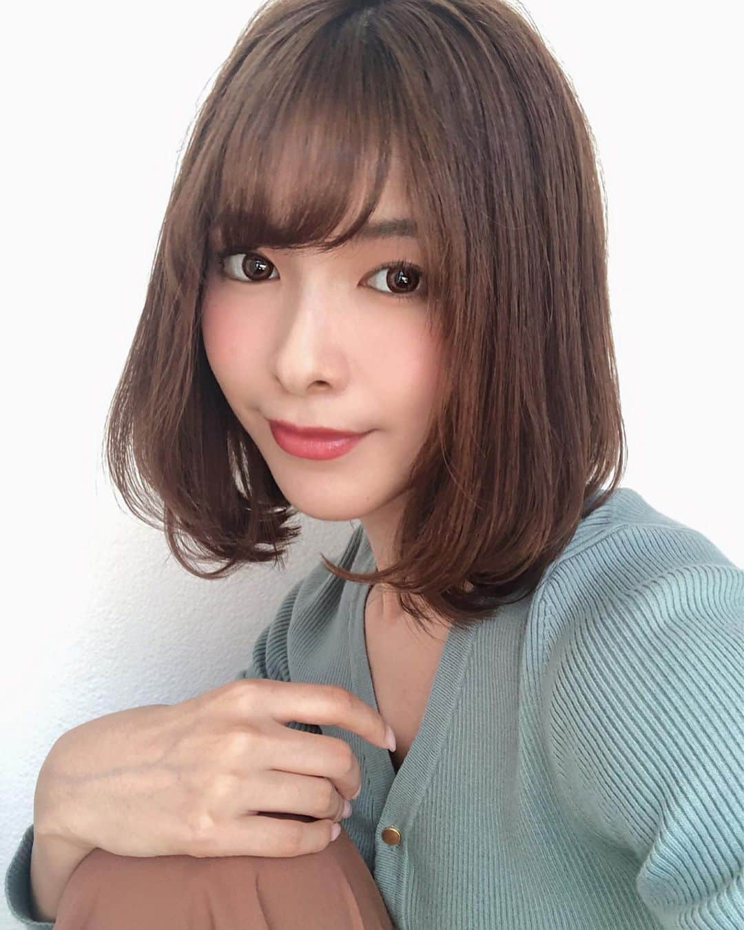 のインスタグラム：「. . .  昨日のストーリーで 質問が凄かった トリートメントについて 少し書きますね✍️♡ . . あと、ストーリーでは 文字が小さくて見づらいです😭という お声もあったので もう1度ここに同じことを書いてます♪ . . . ☟ . . . 癖毛マイスター @kokubutoshinobu0 さんに ウワサの潤艶トリートメントをしてもらいました☺︎ . . 結果から言うと。。 すっっっごい良かった！！ . . 私の毛は通常の方よりも  お仕事上、熱のダメージを受けやすく、 さらに元々クセ毛が強いという ややこしい毛質なのです。 . . さらにそこに今年の春に縮毛のお薬を 上から塗ってしまうという髪をいじめ抜いた結果、 毛先がチリチリに😂 . . . それが1回のトリートメントで かなり髪に艶が戻りました！！ . . 髪の中の栄養までしっかりと入れてくれるから サラツヤなのに、しっかりと髪にコシも 戻った気がします。 . . . トリートメント後にブローしてもらっただけで このまとまりは 今まで色んなトリートメントを試してきたけど はじめて！ . . . これは楽しみだ。 と夜にシャンプー🧴をした後の感動も凄かった👏🏻 . . 朝のトリートメント直後と変わりのないサラサラ、 まとまりのある髪になっている❤︎❤︎ . . トリートメントの実感って 実はお家でのシャンプー後に 1番分かると思うんだよね🤔 . . これから、回数を重ねると 髪質も改善されていくらしい✨ . . やっぱり女性は 髪に1番気を使いますからね！ しっかりレポートしていきます♡ . . . このトリートメントで気になった方は @kokubutoshinobu0 さんへDMしてください♪ . . . . . #トリートメント #潤艶トリートメント  #艶髪トリートメント #クセ毛 #トリートメント  #牧落 #美容室 #大阪美容室」